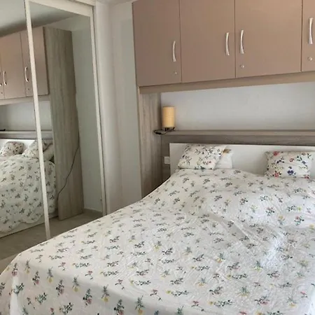 Climatise 2 Etoiles Avec Balcon, Proche Et Centre - - Fr-1-308-199 *